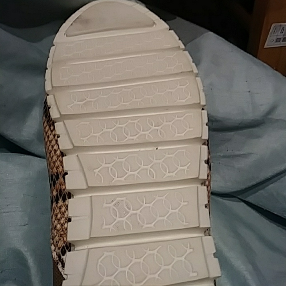 Shoe - Picture 3 of 3